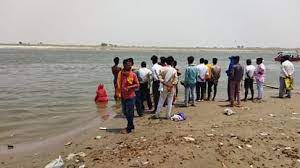 Photo of मिर्जापुर: गंगा नदी के किनारे सेल्फी लेने के प्रयास भदोही निवासी दो युवक डूबे