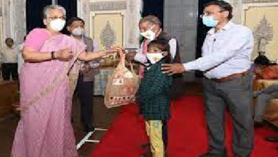 Photo of लखनऊ: विश्व क्षयरोग दिवस पर राजभवन के अधिकारियों और कर्मचारियों ने क्षय रोगियों को  लिया  गोद 