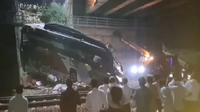 Photo of दर्दनाक हादसा : हाईवे से रेलवे ट्रैक पर गिरी बस, 2 महिलाओं समेत 4 की मौत; 27 लोग घायल