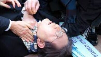 Photo of दक्षिण कोरिया के विपक्षी नेता ली जे-म्युंग की गर्दन पर चाकू से हमला, हालत गंभीर