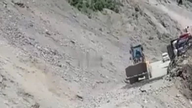 Photo of पत्थर गिरने व भूस्खलन के चलते जम्मू-श्रीनगर हाईवे फिर बंद