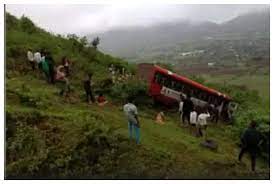 Photo of महाराष्‍ट्र में खाई में गिरी बस, 18 लोग घायल