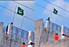 Photo of शर्मनाक : घर पर फहराया पाकिस्तान का झंडा, बाप-बेटा गिरफ्तार; देशद्रोह का मुकदमा दर्ज