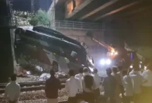 Photo of दर्दनाक हादसा : हाईवे से रेलवे ट्रैक पर गिरी बस, 2 महिलाओं समेत 4 की मौत; 27 लोग घायल